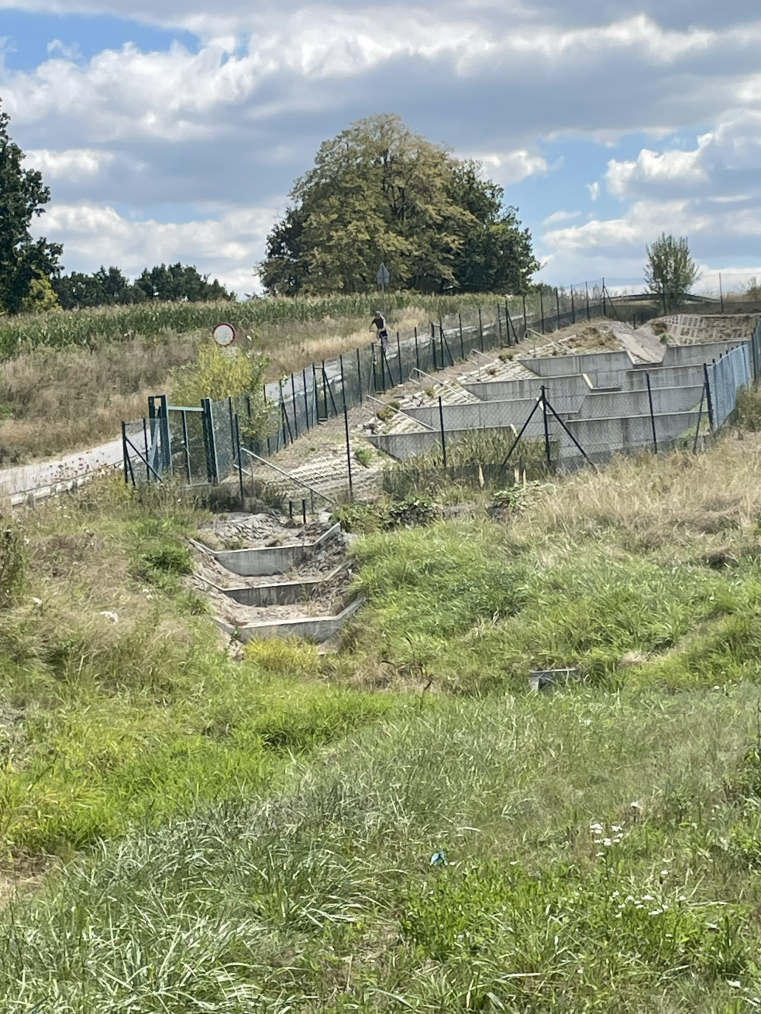 Zbiornik retencyjny służący do odwodnienia obwodnicy ul. Tadeusza Mazowieckiego.